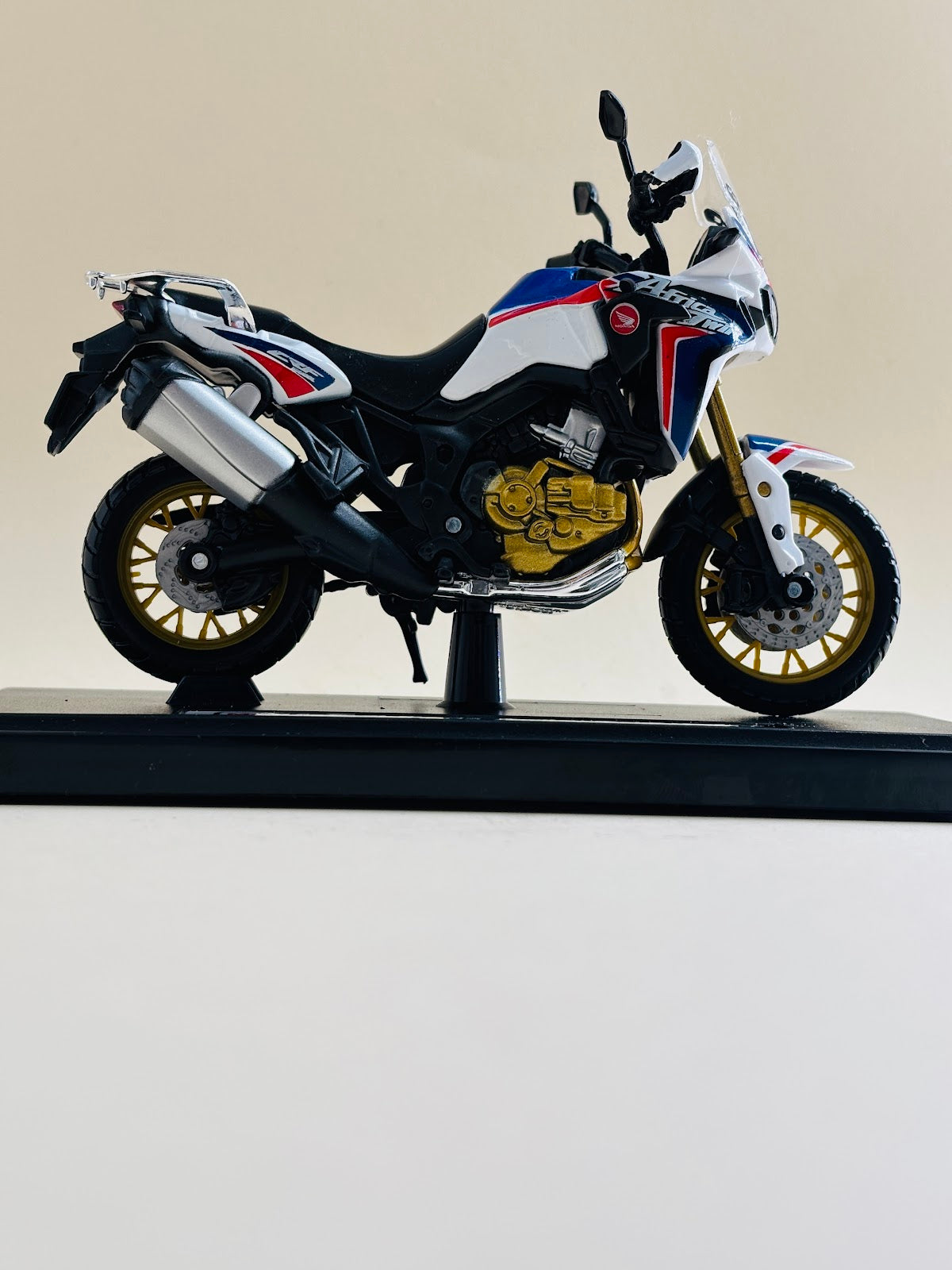 Maisto 1:18 Honda Africa Twin Die-Cast
