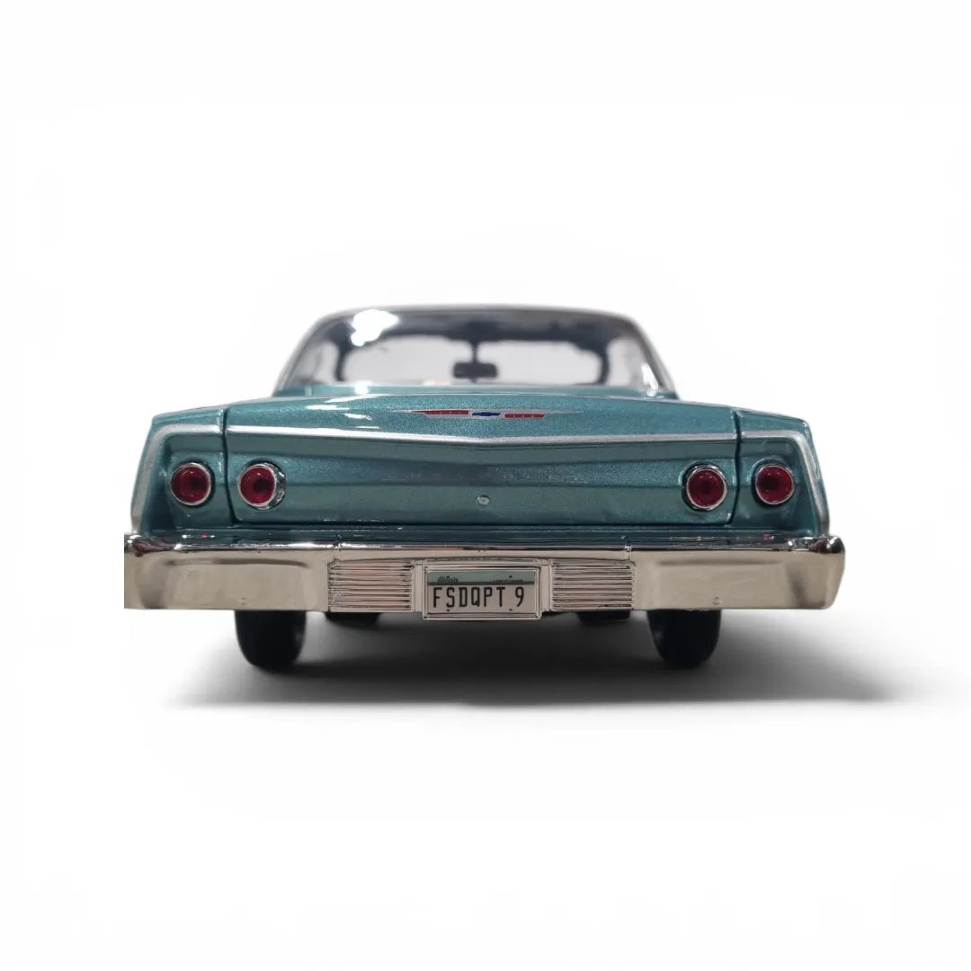Maisto 1962 Chevrolet Bel Air Die-Cast Model Car – Teal Blue 1:18 Scale